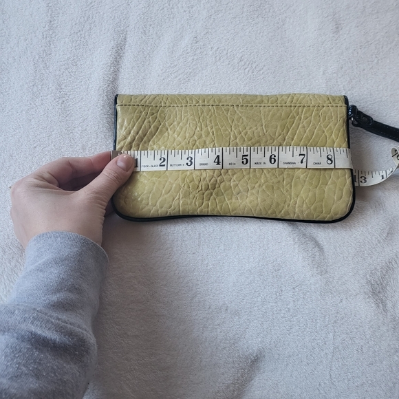 Simply Vera clutch wristlet lime olive color faux leather - Picture 4 of 9